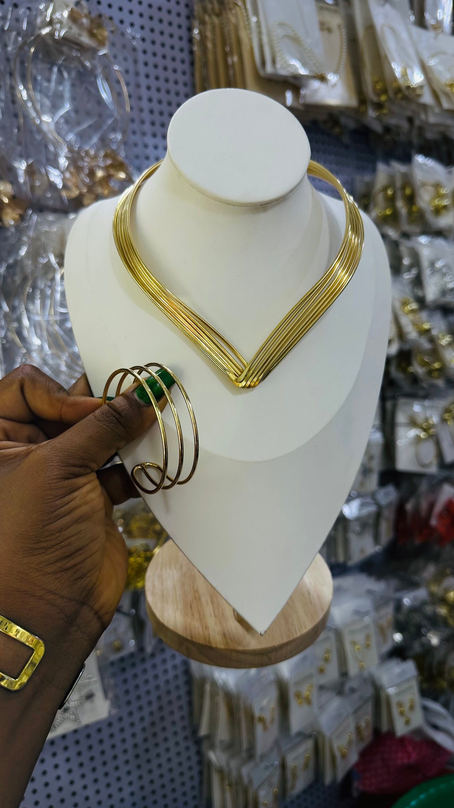 VV Neck Jewelry Set