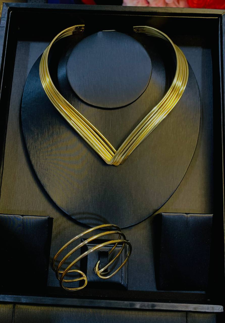 VV Neck Jewelry Set
