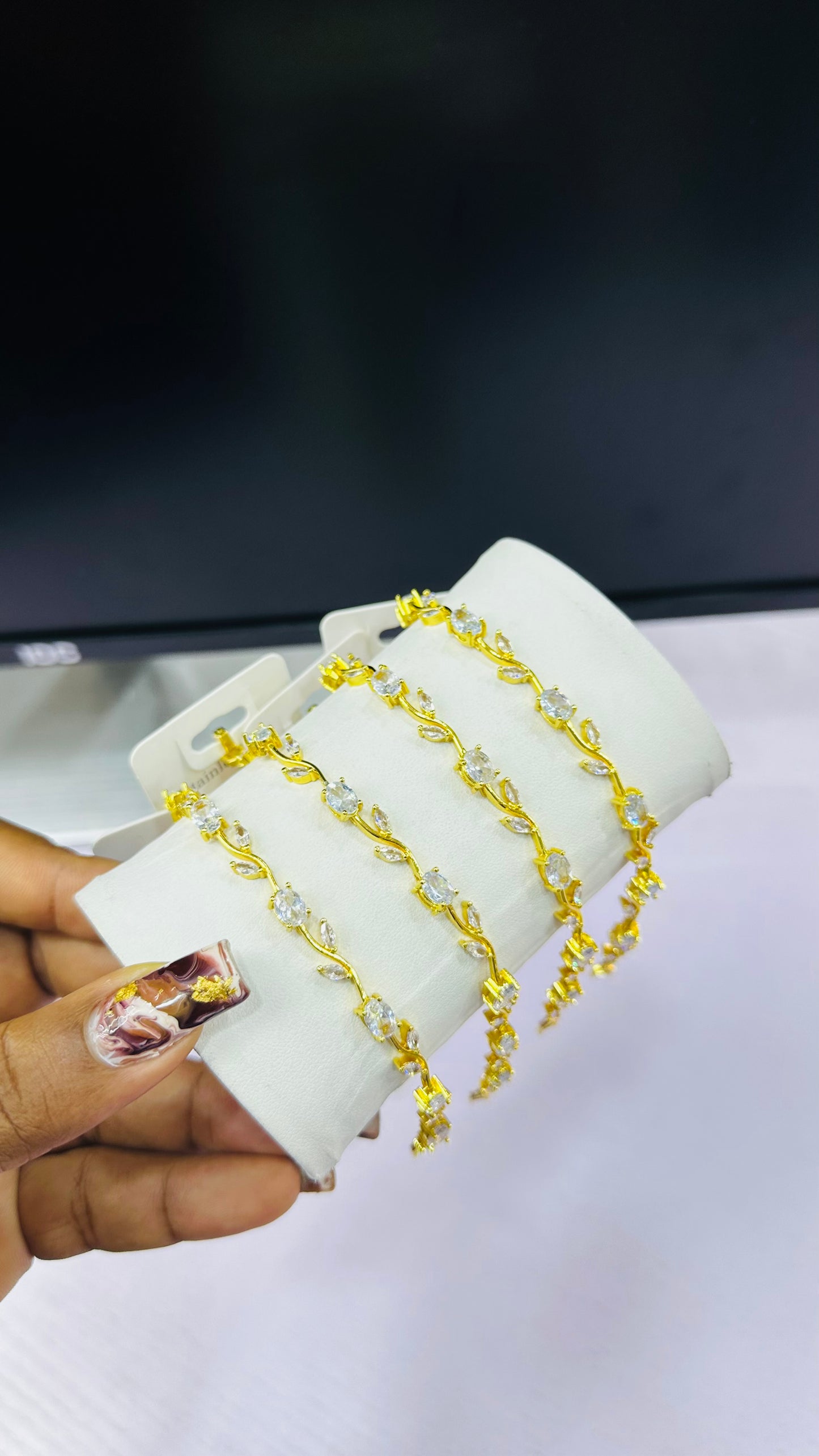 Dainty leaf Bracelet