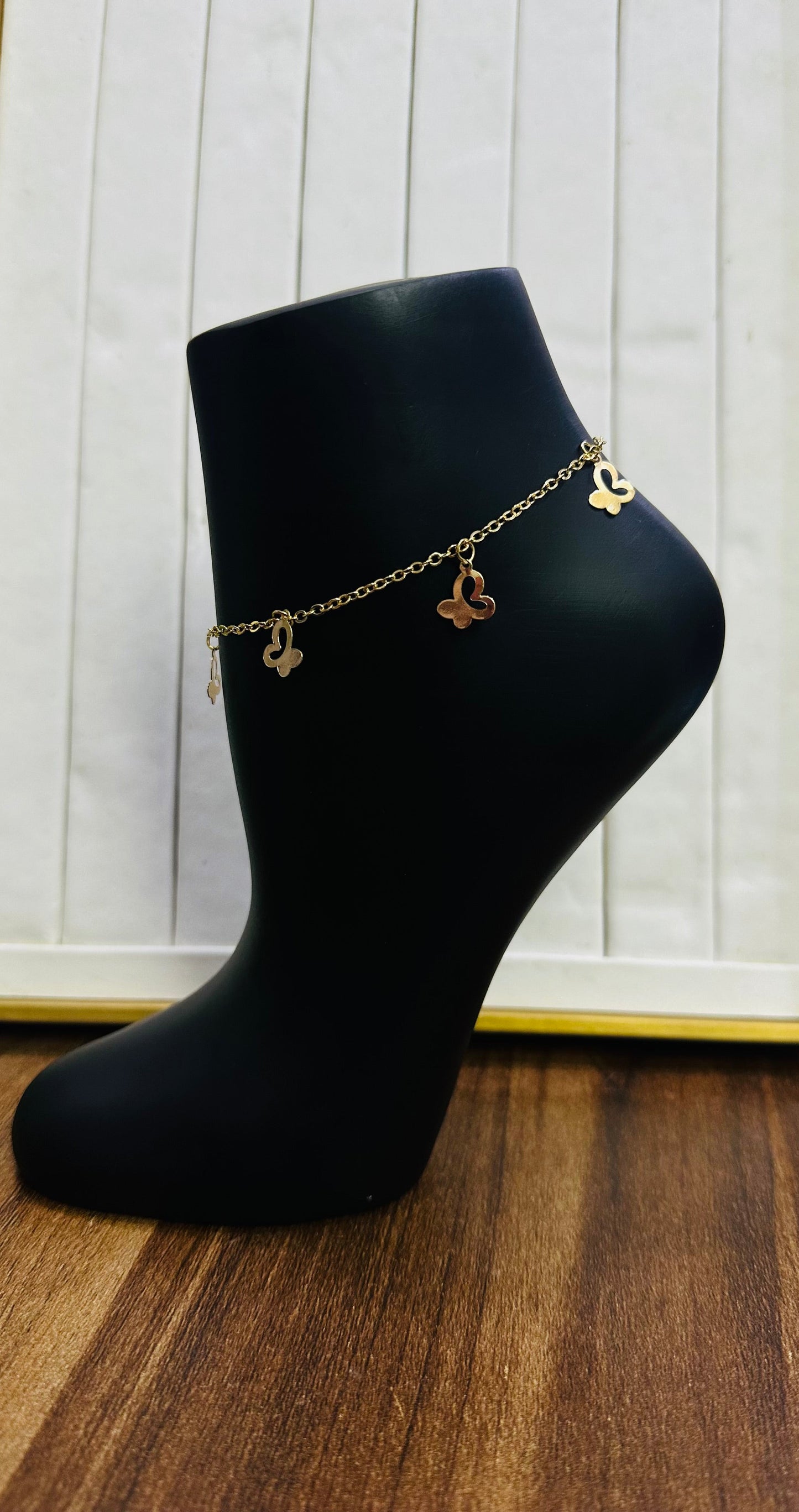 Charm leg chain
