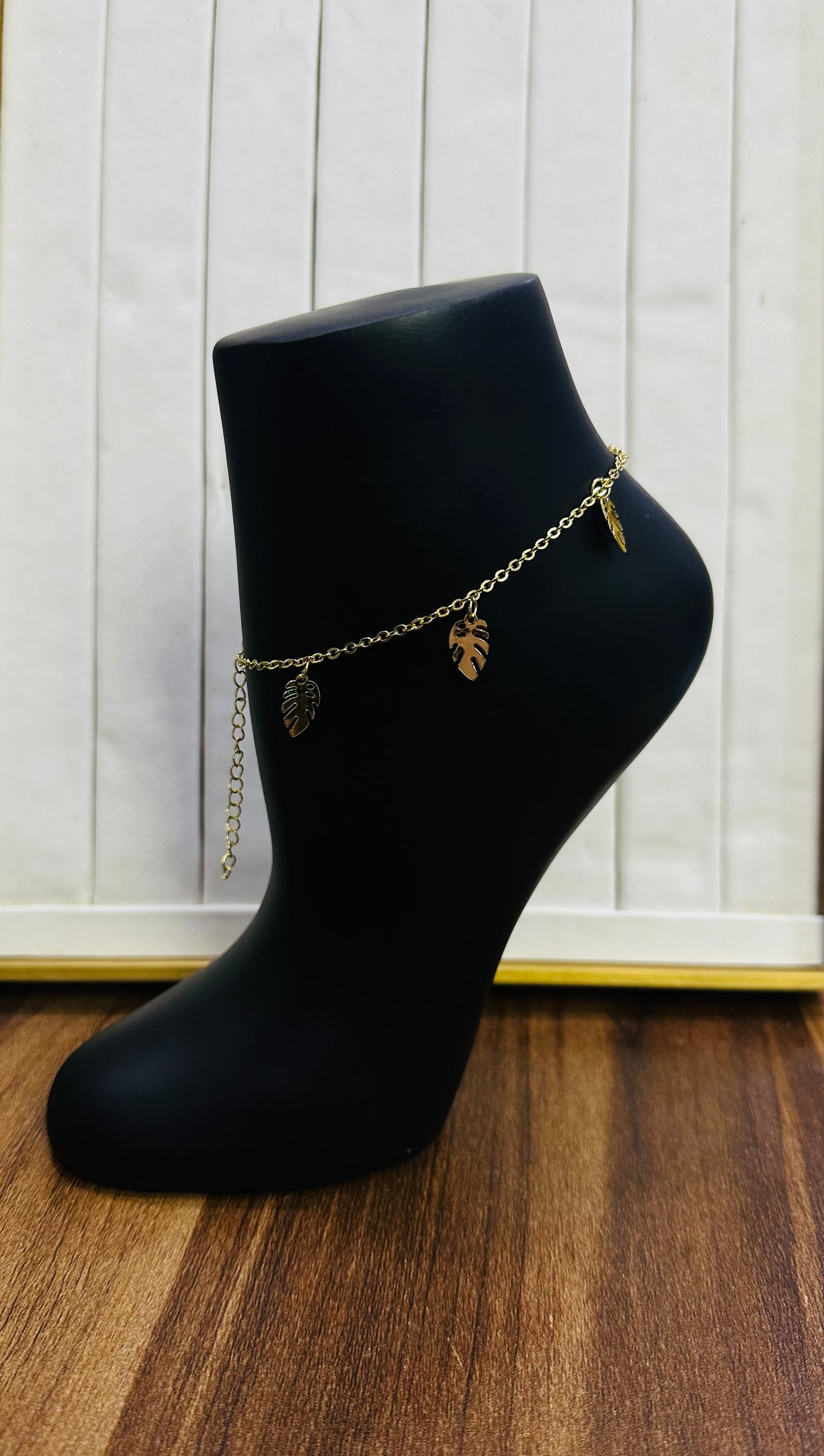 Charm leg chain