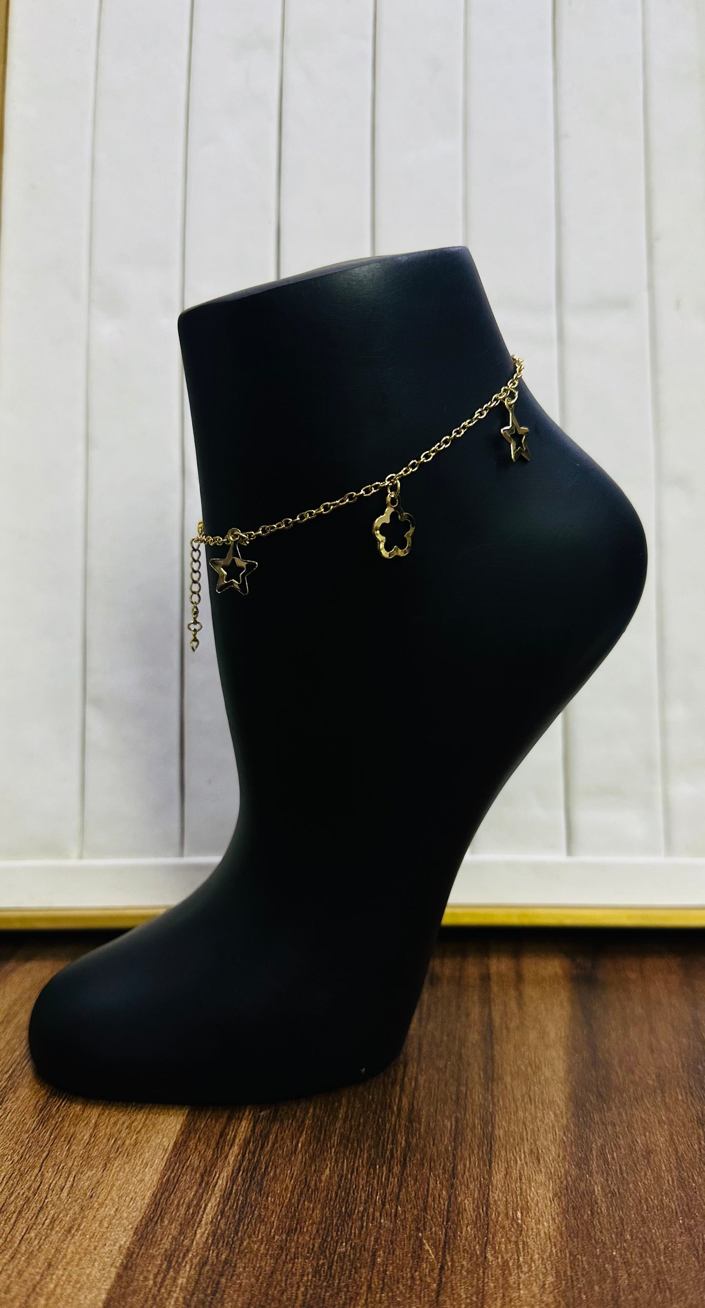 Charm leg chain